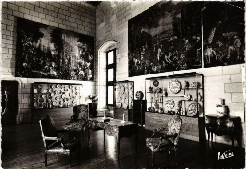 Carte postale ancienne Saumur Le musée d'Arts decoratifs au chateau à Saumur