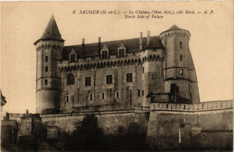 Carte postale ancienne Saumur Le chateau coté Nord à Saumur