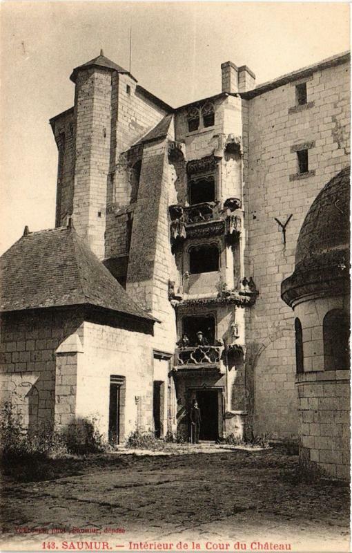 Carte postale ancienne Saumur Intérieur de la Cour du Chateau à Saumur