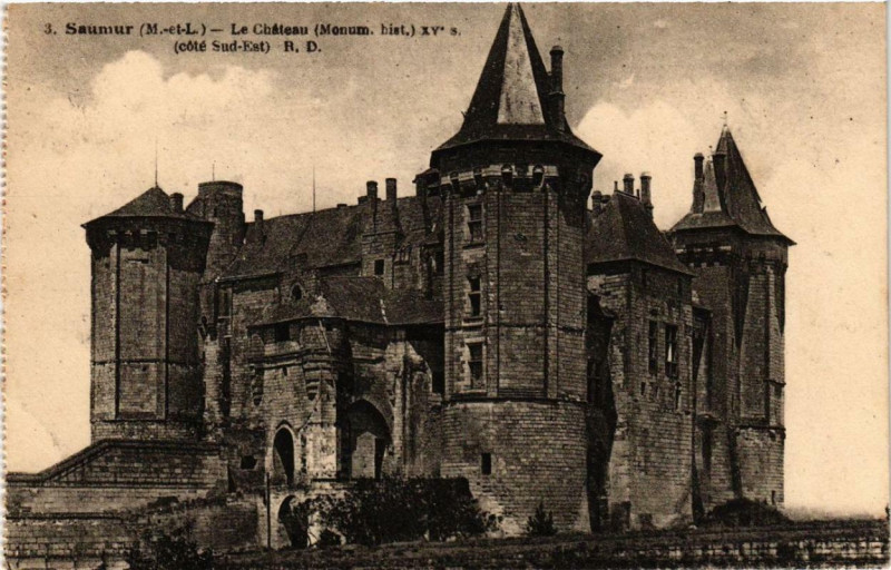 Carte postale ancienne Saumur Le chateau coté Sud-Est à Saumur