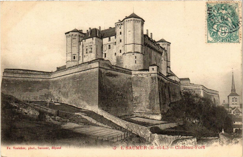 Carte postale ancienne Saumur Chateau-Fort à Saumur