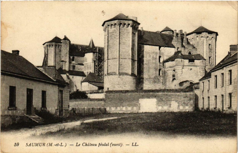 Carte postale ancienne Saumur Le chateau feodal. Ouest à Saumur