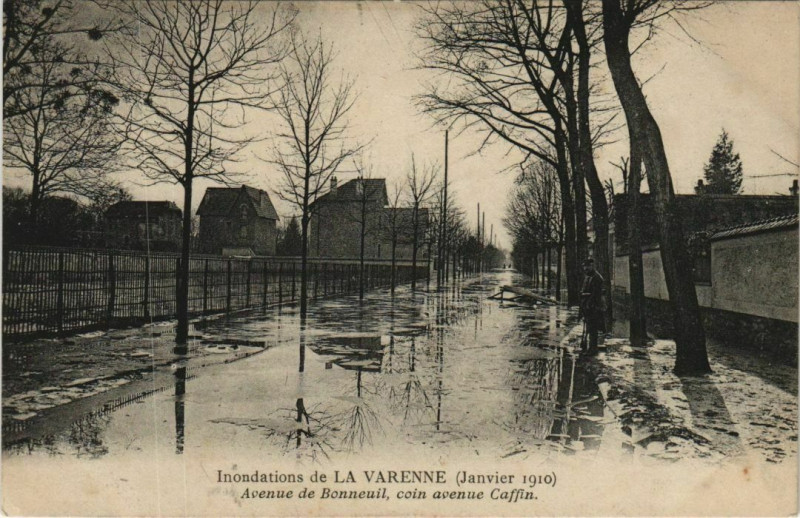 Carte postale ancienne Inondations de La Varenne en 1910 - Avenue de Bonneuil, coin avenue Caffin à Saint-Maur-des-Fossés