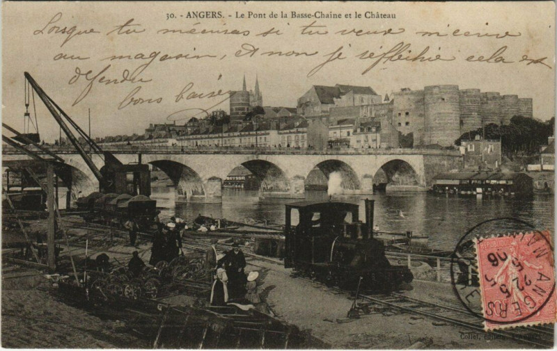 Carte postale ancienne Angers - Le Pont de la Basse-Chaine et le Chateau à Angers