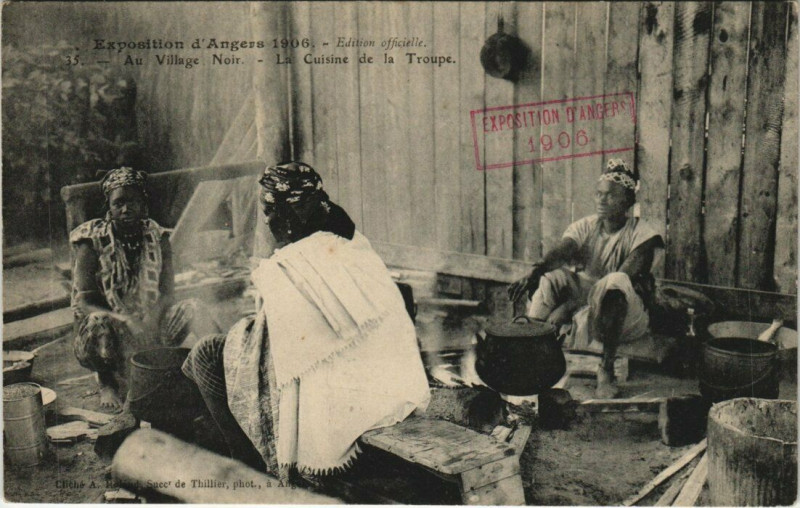Carte postale ancienne Exposition d'Angers 1906 Au Village Noir La Cuisine de la Troupe à Angers