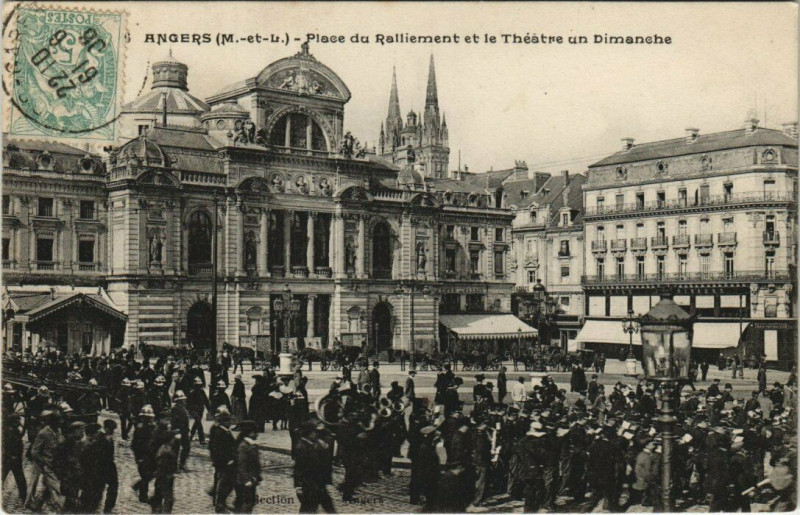 Carte postale ancienne Angers-Place du Ralliement et le Théatre un Dimanche à Angers