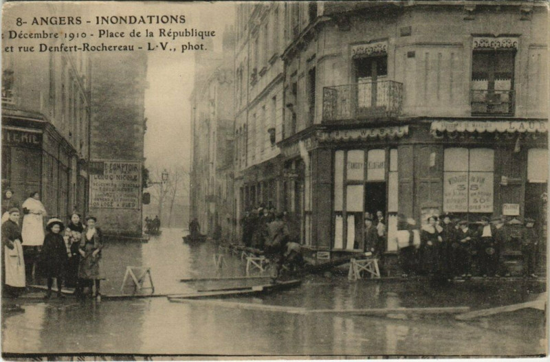 Carte postale ancienne Angers-Inondations Decembre 1910-Place de la Republique à Angers