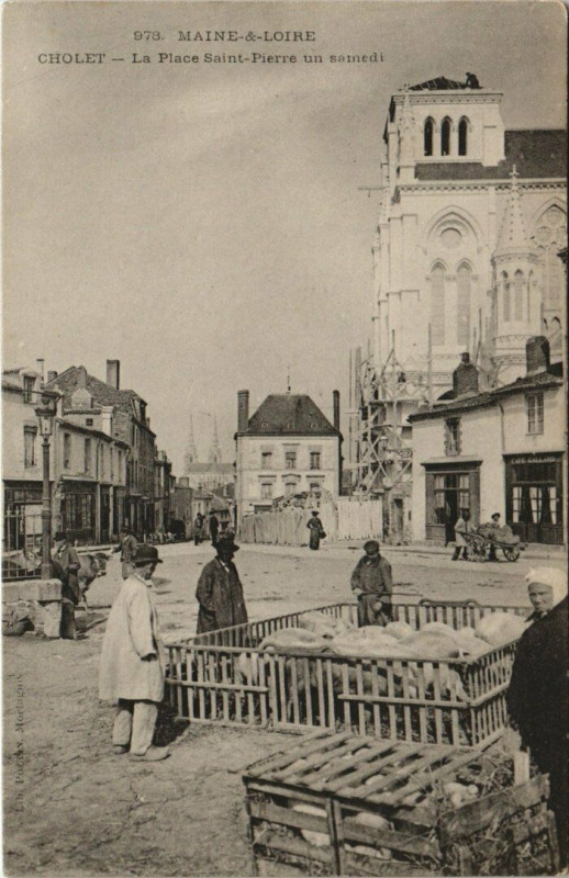 Carte postale ancienne Cholet - La Place Saint-Pierre un samendi à Cholet
