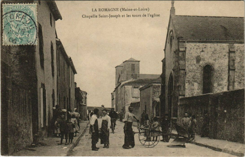 Carte postale ancienne La Romagne - Chapelle Saint-Joseph et les Tours de l'Eglise à La Romagne