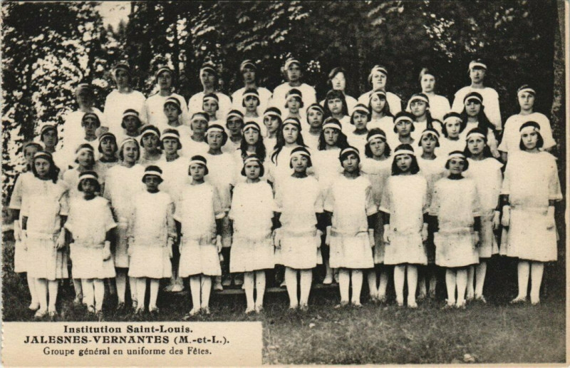 Carte postale ancienne Institution Saint-Louis - Jalesnes Vernantes - Groupe général à Vernantes