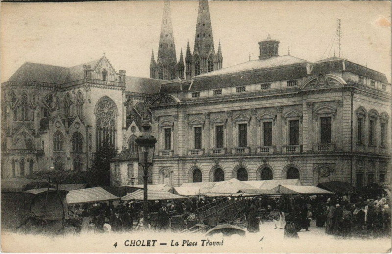 Carte postale ancienne Cholet - La Place Travost à Cholet