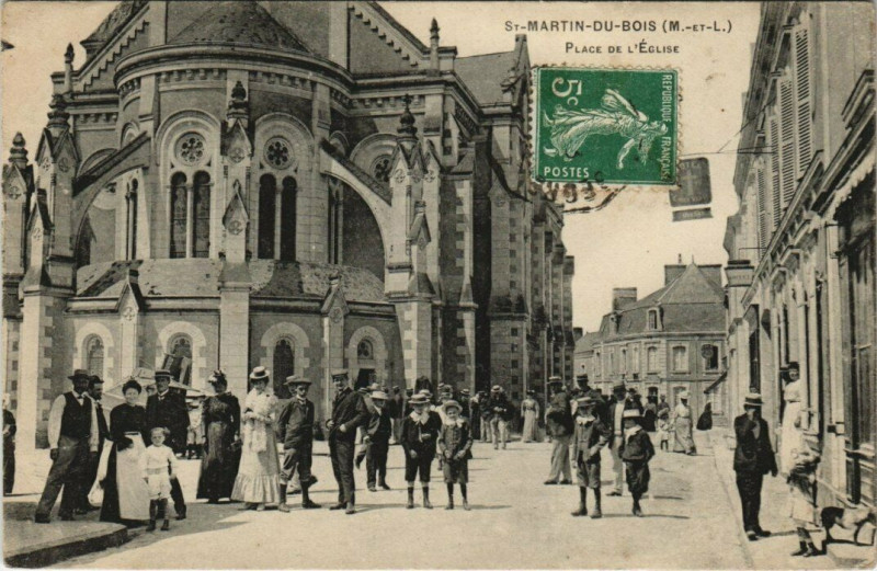 Carte postale ancienne Saint-Martin-du-Bois - Place de l'Eglise