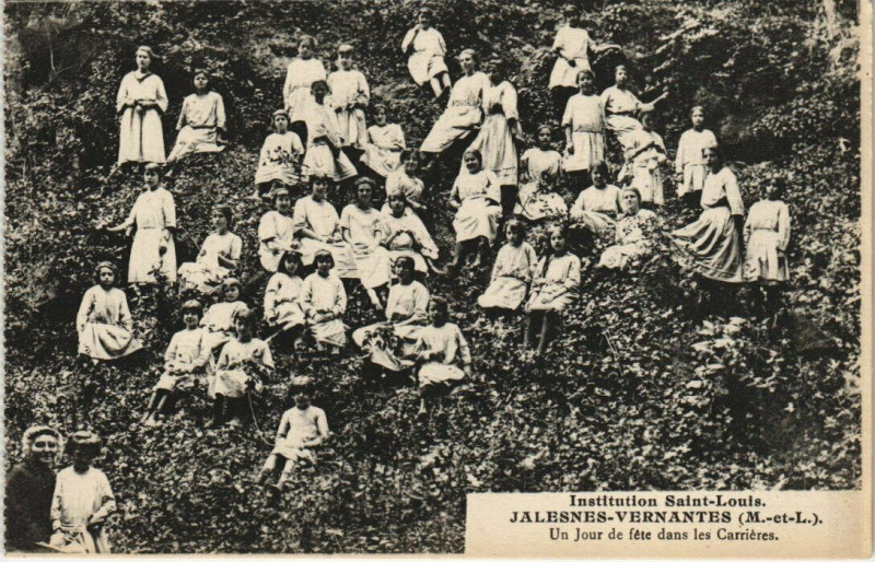 Carte postale ancienne Institution Saint-Louis - Jalesnes Vernantes - Un jour de fete à Vernantes