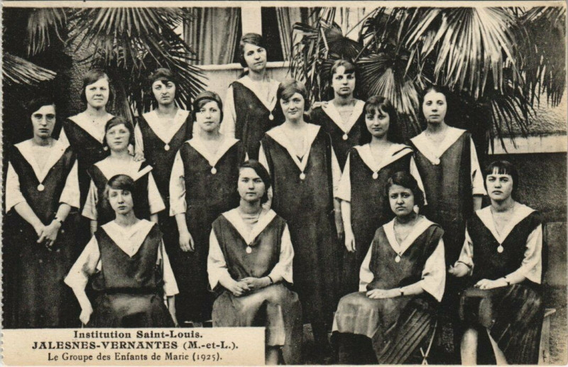 Carte postale ancienne Institution Saint-Louis - Jalesnes Vernantes - Le Groupe des Enfant à Vernantes