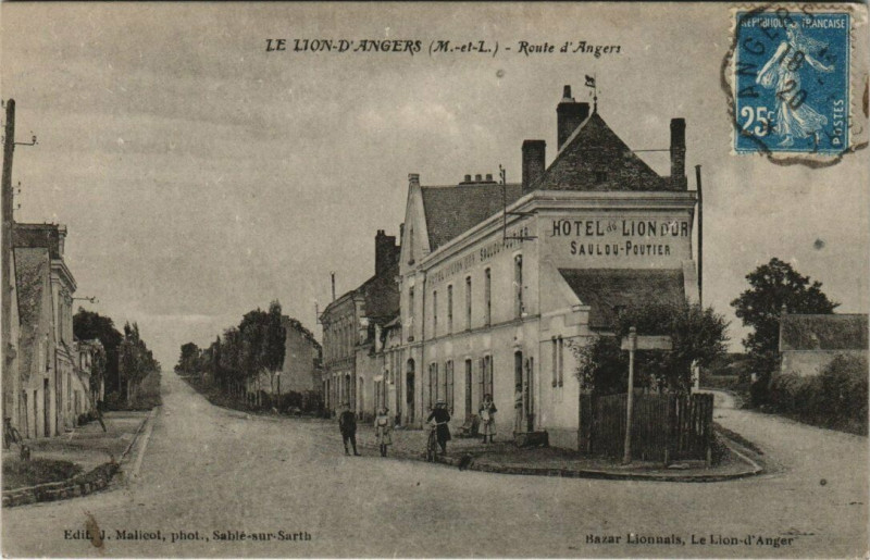 Carte postale ancienne Route d'Angers au Lion-d'Angers