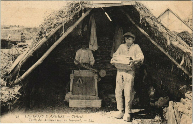 Carte postale ancienne Env. d'Angers Trelaze Taille des Ardoises sous un tue vent à Trélazé