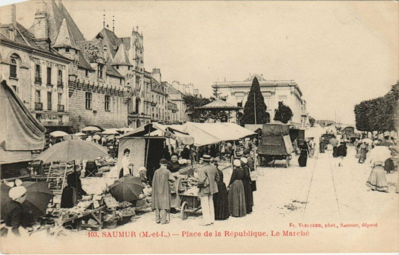 Carte postale ancienne Saumur Place de la Republique Le Marche à Saumur