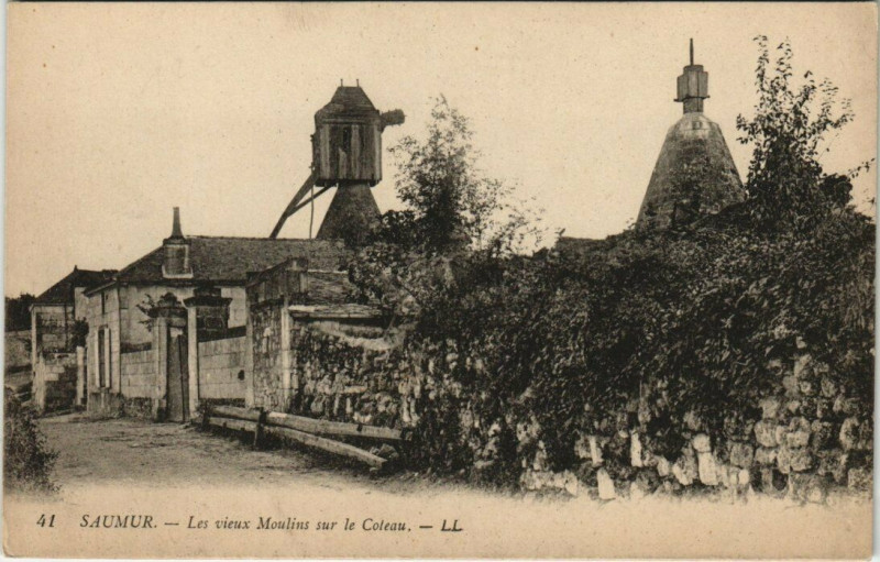 Carte postale ancienne Saumur Les vieux Moulins sur le Coteau à Saumur