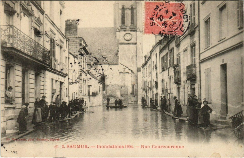 Carte postale ancienne Saumur Inondations 1904 Rue Courcouronne à Saumur