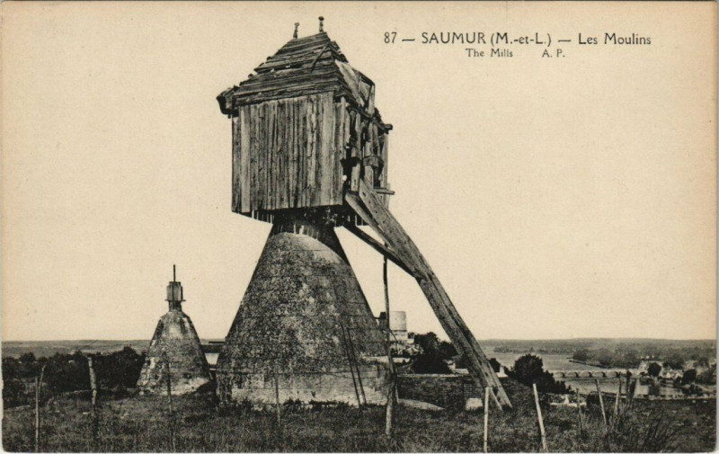 Carte postale ancienne Saumur Les Moulins The Mills à Saumur
