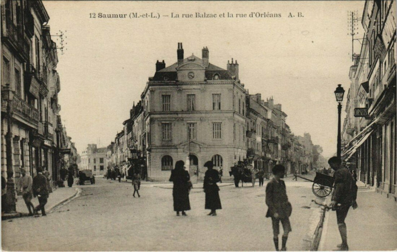 Carte postale ancienne Saumur La rue Balzac et la rue d'Orleans à Saumur