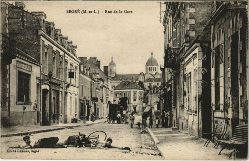 Carte postale ancienne Segre Rue de la Gare