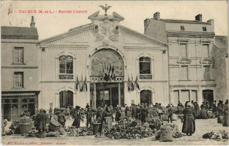 Carte postale ancienne Saumur Marche Couvert à Saumur