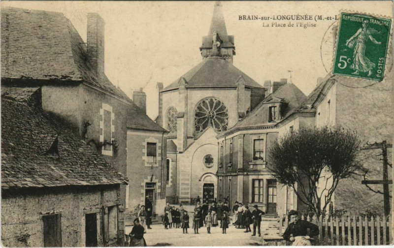 Carte postale ancienne Brain sur Longuenee-La Place de l'Eglise
