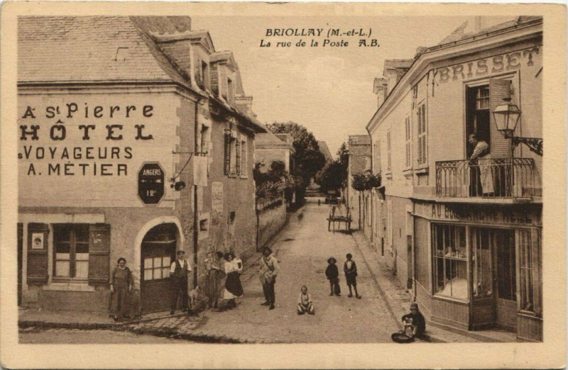Carte postale ancienne Briollay-La rue de la Poste à Briollay