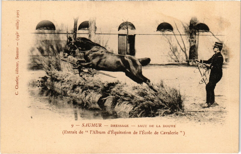 Carte postale ancienne Militaire - Saumur - Dressage - Saut de la Douve à Saumur