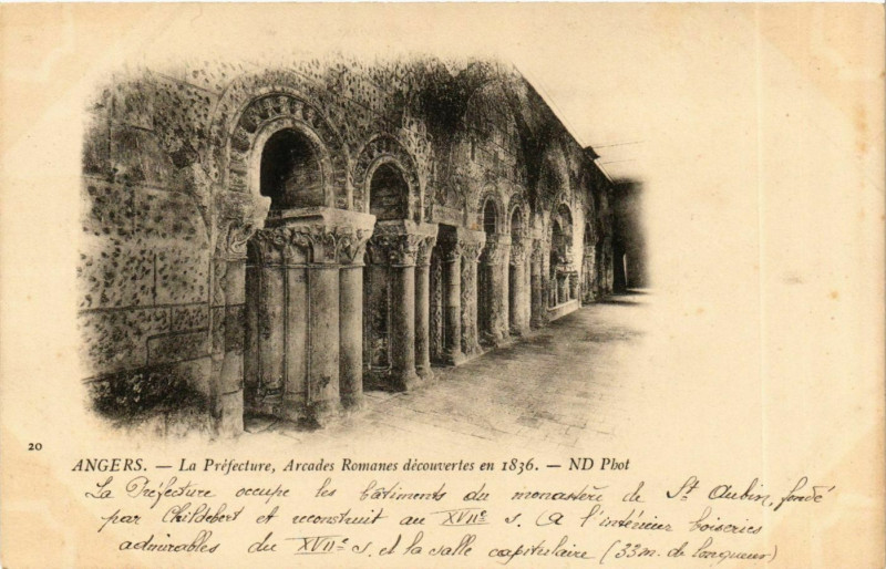 Carte postale ancienne Angers La Préfecture ARCades Romanes à Angers