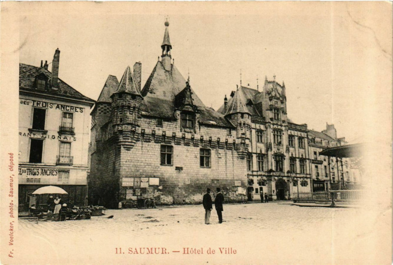 Carte postale ancienne Maine-et-Loire Saumur Hotel de Ville à Saumur