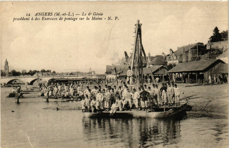 Carte postale ancienne Angers - Le 6*Genie procedant a des Exercices de pontage à Angers