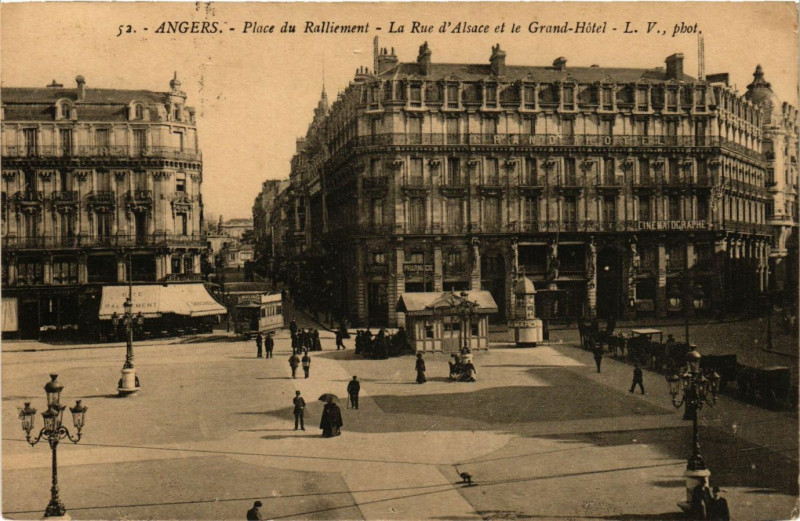 Carte postale ancienne Angers - Place du Ralliement - La Rue d'Alsace et le Grand-Hotel à Angers