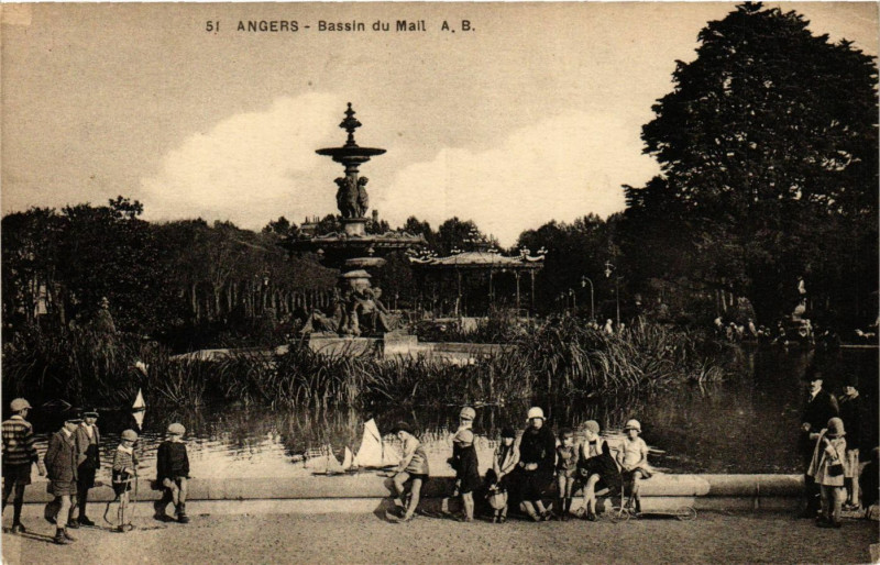 Carte postale ancienne Angers - Bassin du Mail à Angers
