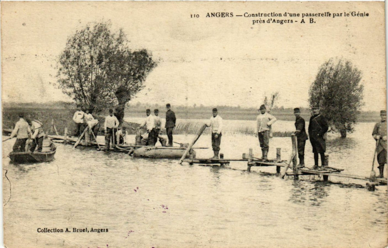 Carte postale ancienne Angers - Construction d'une passerelle par la Genie pres d'Angers à Angers