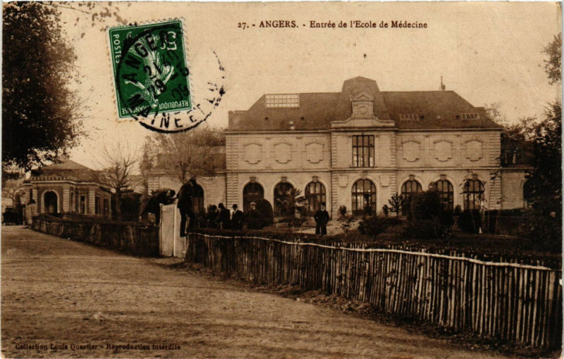 Carte postale ancienne Angers - Entrée de l'Ecole de Medicine à Angers