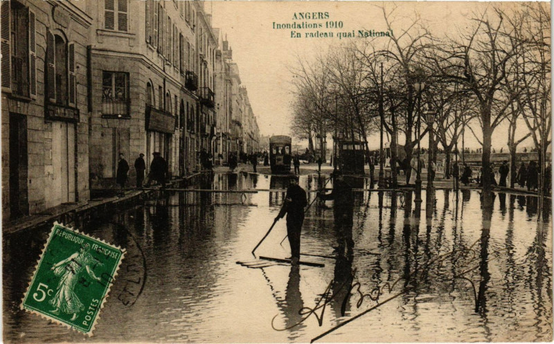 Carte postale ancienne Angers - Inondations 1910 - En radeau quai National à Angers