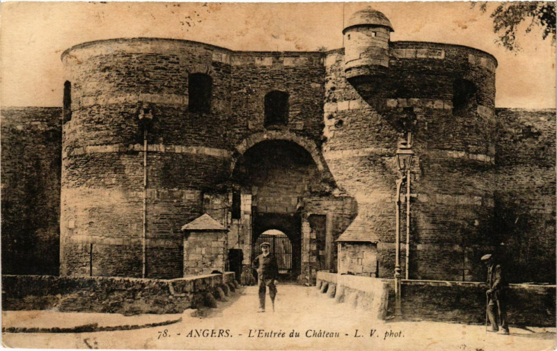 Carte postale ancienne Angers - d'Entrée du Chateau à Angers