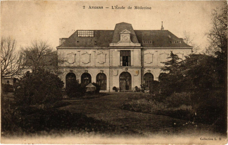 Carte postale ancienne Angers - L'Ecole de Medecine à Angers