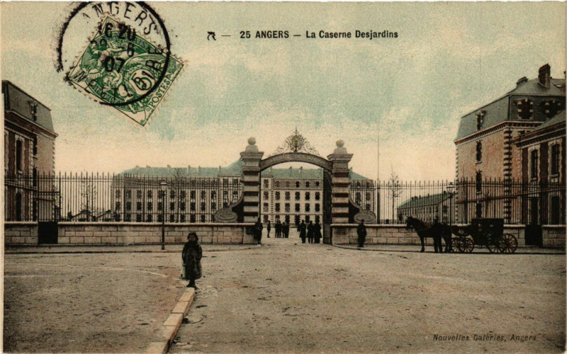 Carte postale ancienne Angers - La Caserne Desjardins à Angers