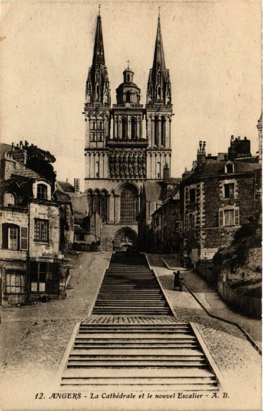 Carte postale ancienne Angers - La Cathédrale et le nouvel Escalier à Angers
