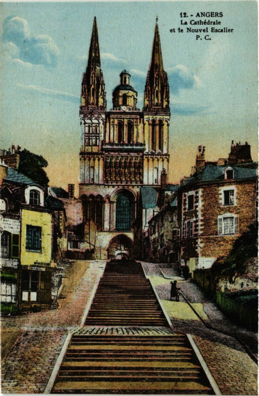 Carte postale ancienne Angers - La Cathédrale et le Nouvel Escalier à Angers