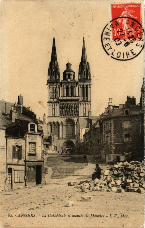Carte postale ancienne Angers - La Cathédrale et montée Saint-Maurice à Angers
