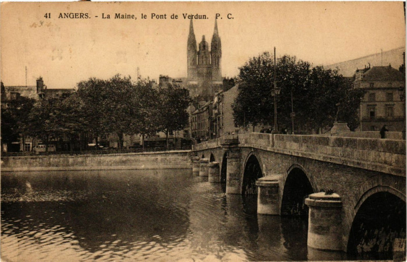 Carte postale ancienne Angers - La Maine le Pont de Verdun à Angers