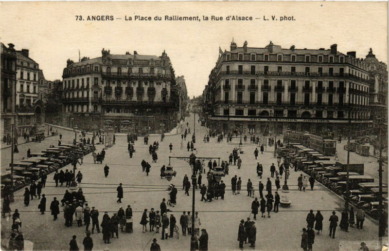 Carte postale ancienne Angers - La Place du Raillement la Rue d'Alsace à Angers