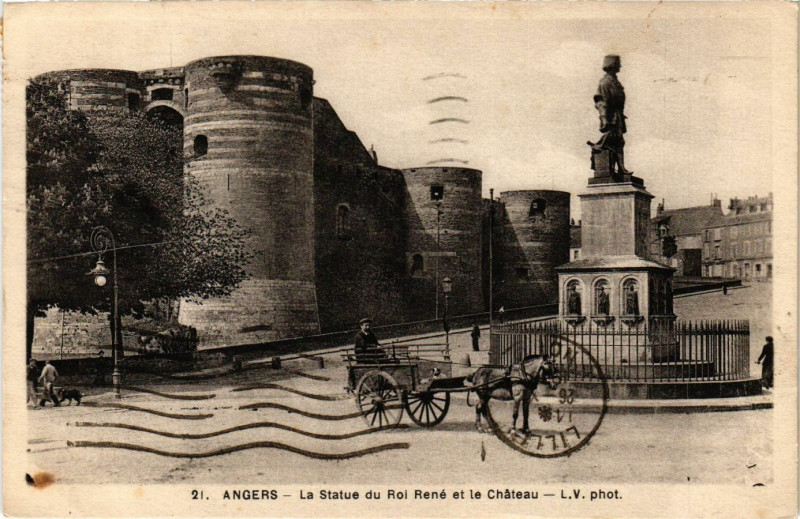 Carte postale ancienne Angers - La Statue du Roi René et la Chateau à Angers