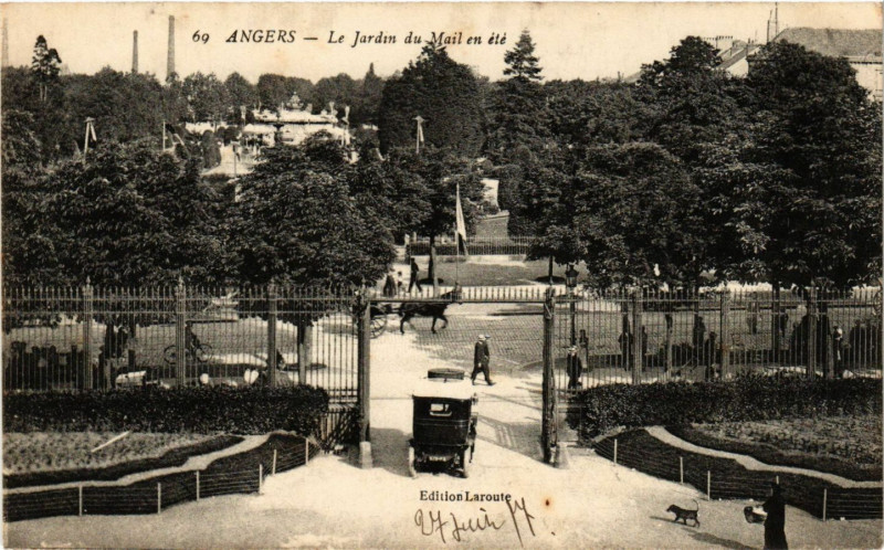 Carte postale ancienne Angers - Le Jardin du Mail en ete à Angers