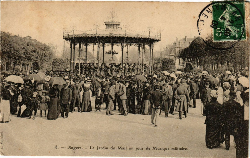 Carte postale ancienne Angers - Le Jardin du Mail un jour de Musique militaire à Angers