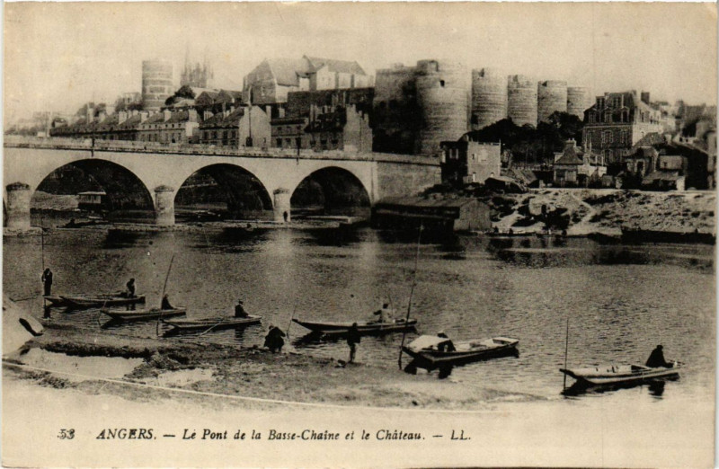 Carte postale ancienne Angers - Le Pont de la Basse-Chaine et le Chateau à Angers